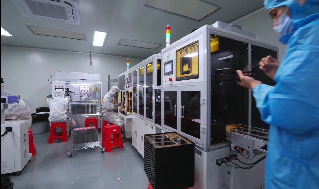 OLED Screen Assembly Production Workshop.jpg OLED Screen Assembly Production Workshop.jpg